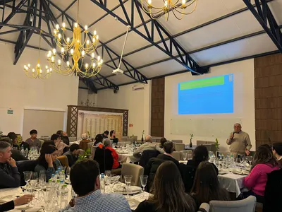 O salão do Centro de Eventos durante uma degustação, sob os lustres