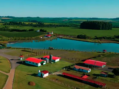 Vista aérea do lago da Villa Açoriana, com a vinícola em volta