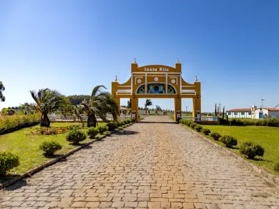 O pórtico de entrada da Villa Açoriana, ao fim da alameda de pedras