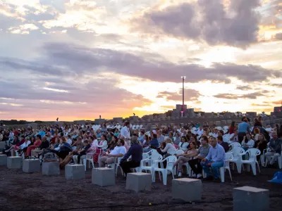 A plateia do Teatro Pedra Basalto lotada ao entardecer